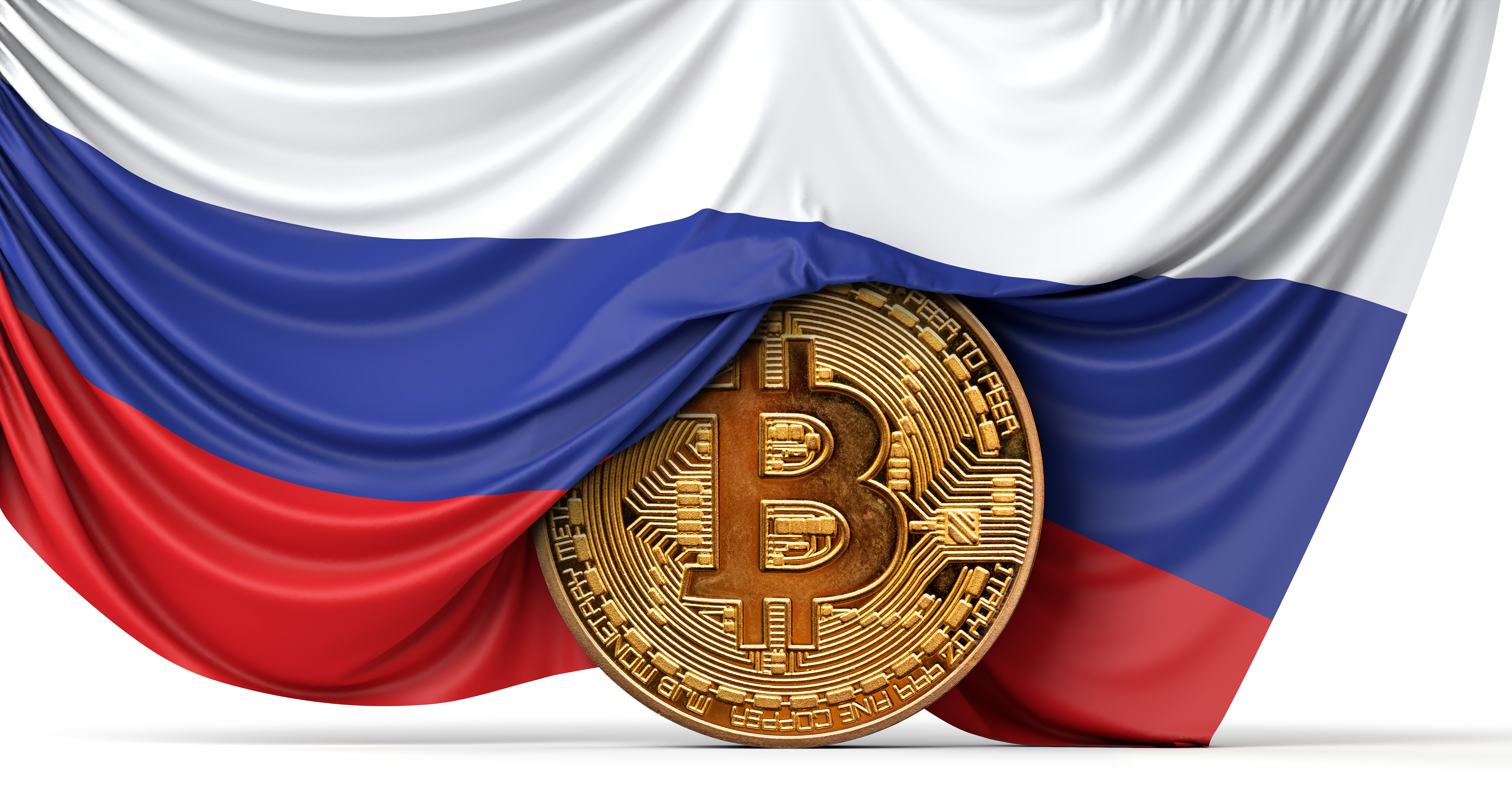 Российский флаг падает на монетоподобное изображение токена биткойн.