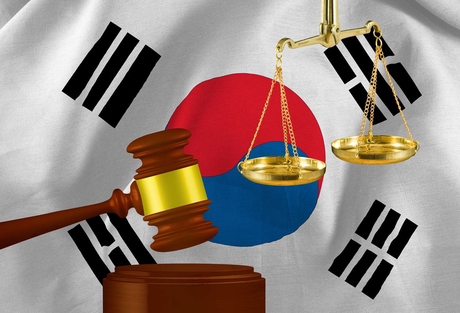 Судейский молоток и гиря на фоне флага Южной Кореи.