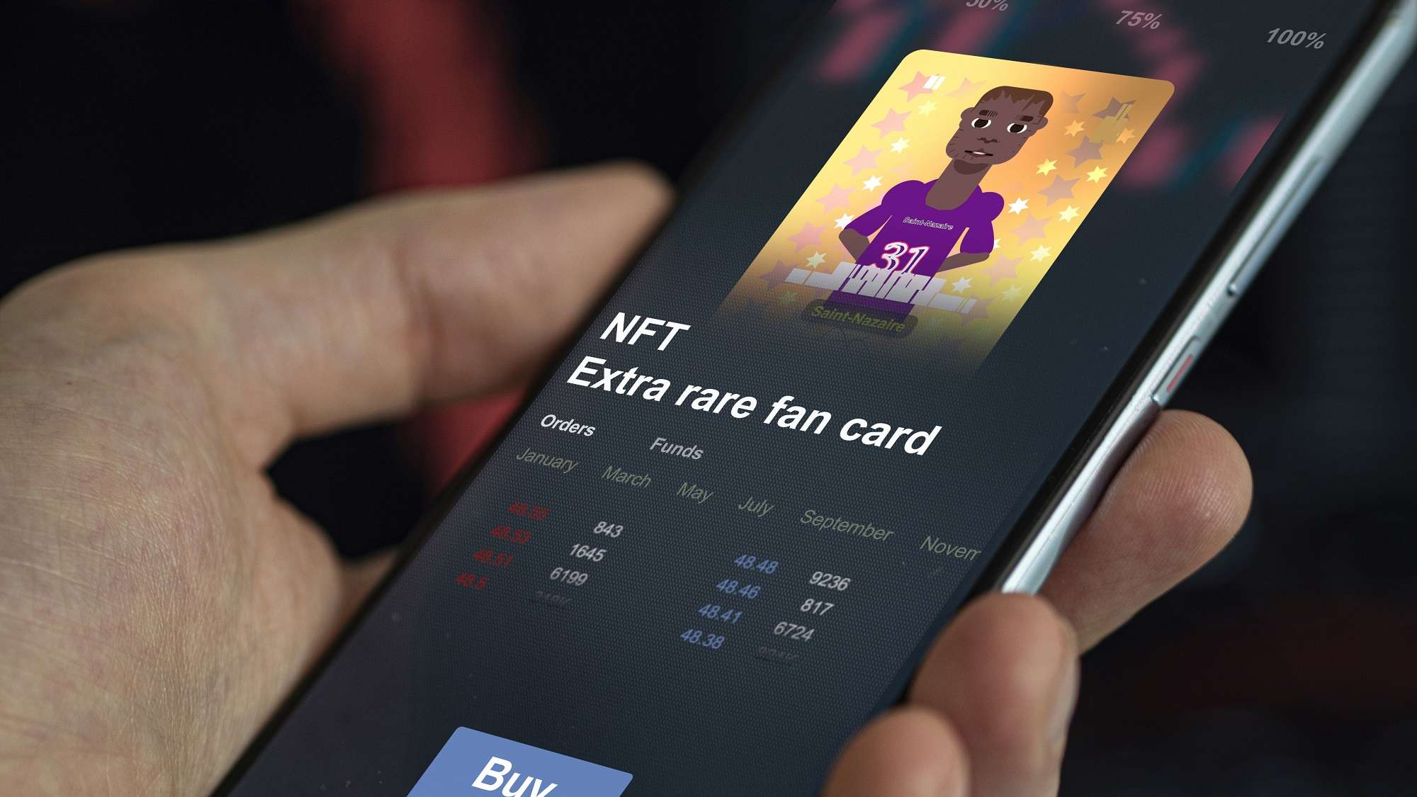 Пользователь смартфона держит устройство с изображением спортсмена. Под изображением появляется текст «Экстра редкая фан-карта NFT» вместе с кнопкой «Купить.